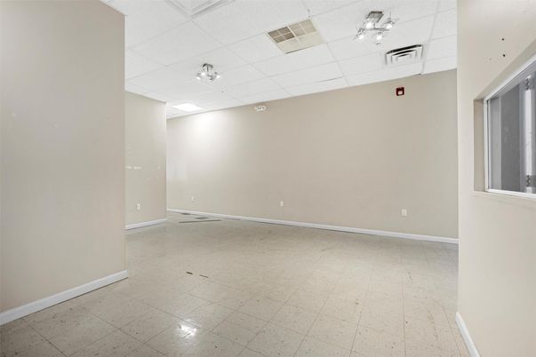 Empty room, Interior