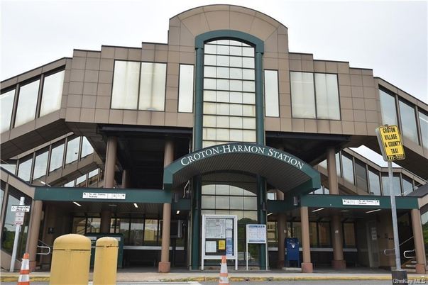 Exterior, Facade, Modern
