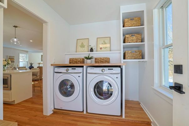 Interior, Pendant Lights, Recessed Lighting, Washer, Wood Texture Flooring
