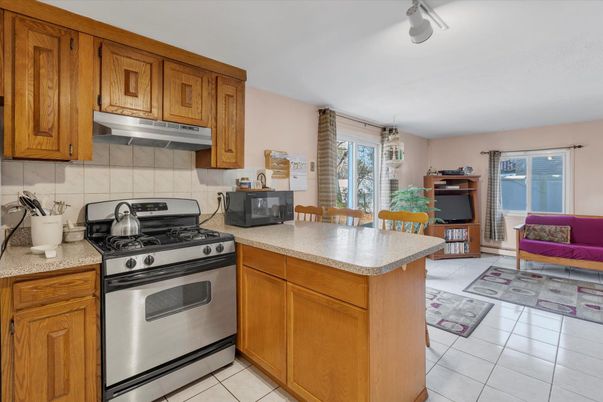 Chandelier, Dining room, Interior, Kitchen, Stainless Steel Appliances