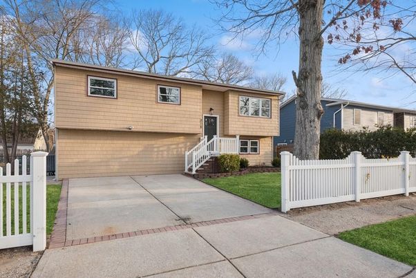 Attached, Exterior, Facade, Raised Ranch