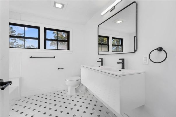 Bathroom, Dual Sink Vanities, Interior, Recessed Lighting