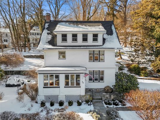 Exterior, Facade, American Foursquare