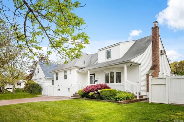 Attached, Exterior, Facade, Cape Cod