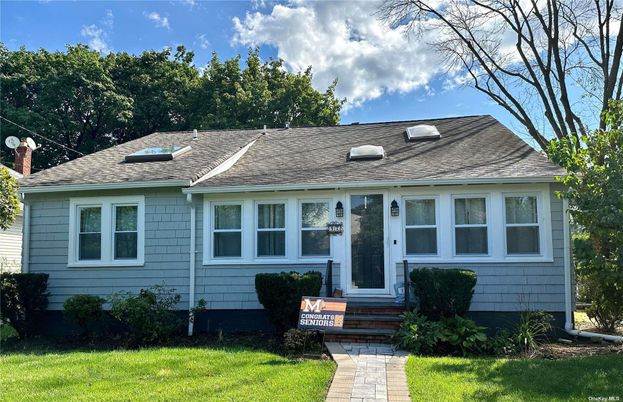 Exterior, Facade, Cape Cod