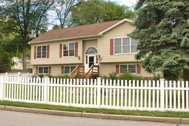 Exterior, Facade, Raised Ranch