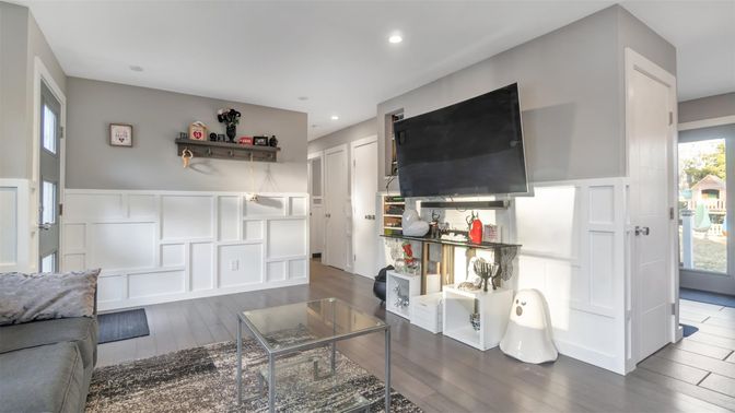 Interior, Recessed Lighting, Wood Texture Flooring