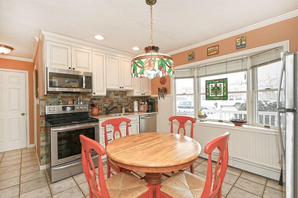 Dining room, Interior, Kitchen, Pendant Lights, Recessed Lighting, Stainless Steel Appliances