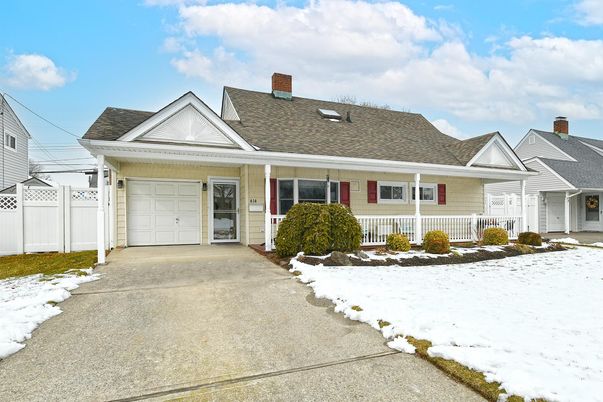 Attached, Exterior, Facade, Cape Cod