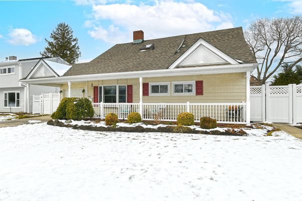 Exterior, Facade, Cape Cod