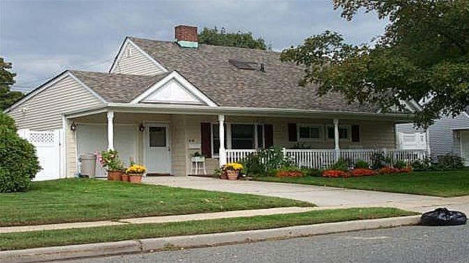 Exterior, Facade, Ranch