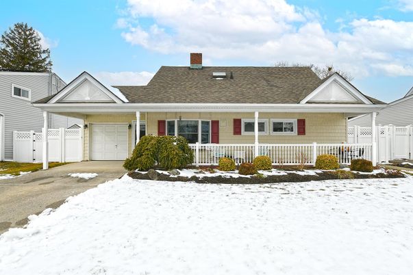 Attached, Exterior, Facade, Cape Cod