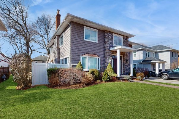 Exterior, Facade, American Foursquare