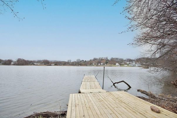 Exterior, Lake