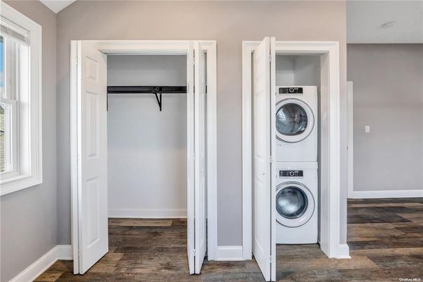 Interior, Utility Closets, Washer, Wood Texture Flooring