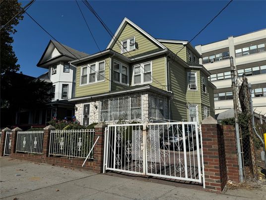 Exterior, Facade, Queen Anne Victorian