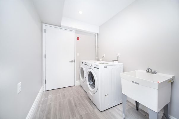 Interior, Recessed Lighting, Washer, Wood Texture Flooring