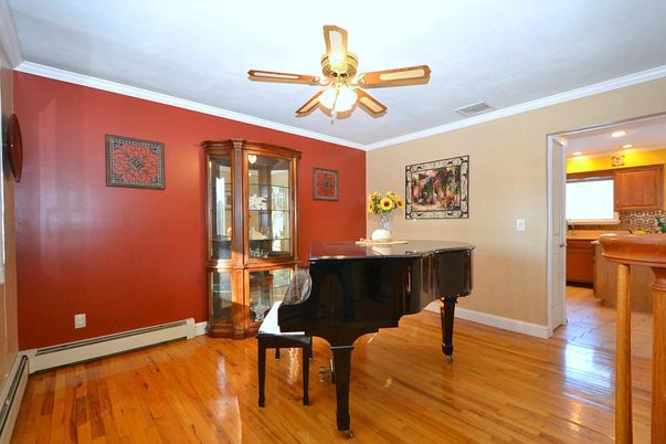Interior, Piano, Recessed Lighting, Wood Texture Flooring