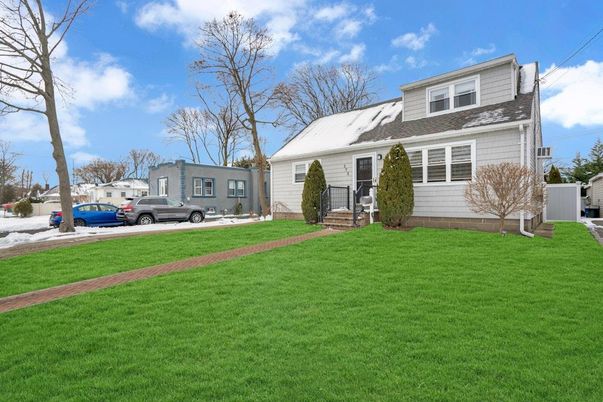 Exterior, Facade, Cape Cod