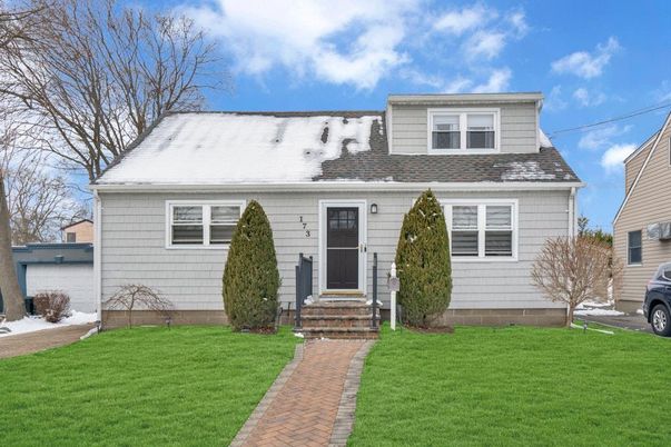 Exterior, Facade, Cape Cod