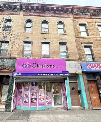 Exterior, Facade, Brick Facade, Rowhouse