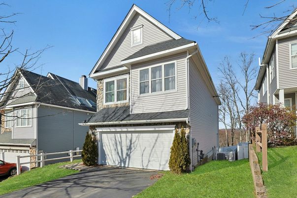 Attached, Exterior, Facade, Queen Anne Victorian