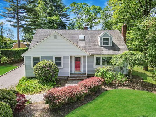 Exterior, Facade, Cape Cod