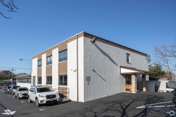 Exterior, Facade, Modern