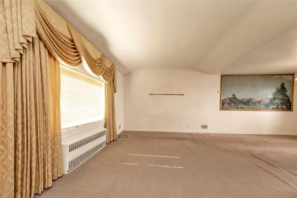 Empty room, Interior