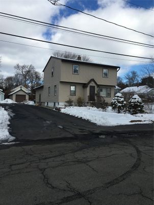 Exterior, Facade, Raised Ranch
