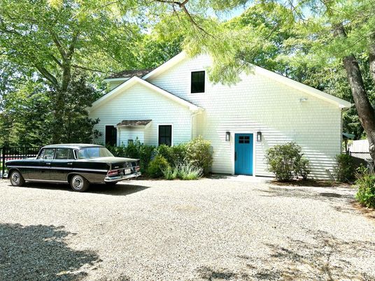 Exterior, Facade, Farmhouse