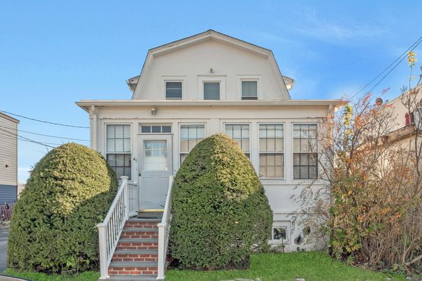 Exterior, Facade, Queen Anne Victorian
