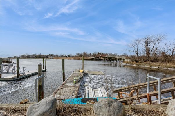 Exterior, Lake