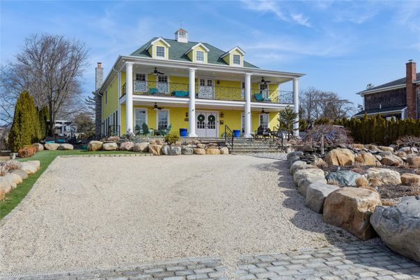 Exterior, Facade, American Foursquare