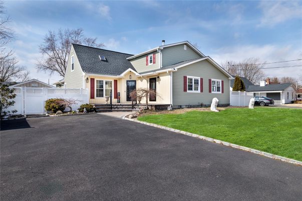 Attached, Exterior, Facade, Cape Cod