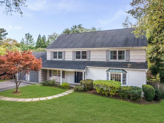 Attached, Exterior, Facade, Cape Cod
