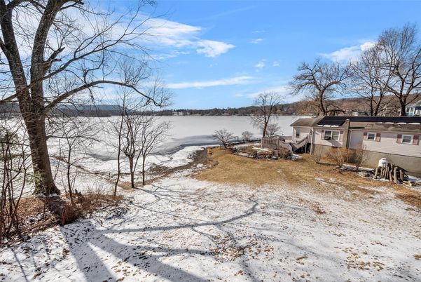 Exterior, Lake