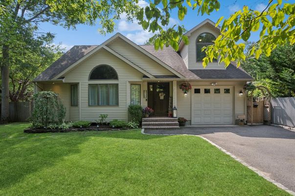 Attached, Exterior, Facade, Ranch