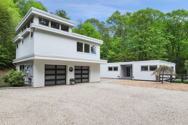 Attached, Exterior, Facade, Modern