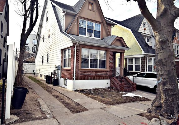 Exterior, Facade, Brick Facade, Queen Anne Victorian