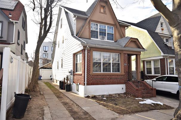 Exterior, Facade, Brick Facade, Queen Anne Victorian