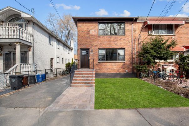 Exterior, Facade, Brick Facade, Rowhouse