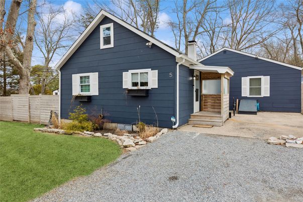 Exterior, Facade, Ranch
