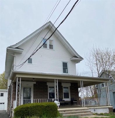 Attached, Exterior, Facade, Queen Anne Victorian