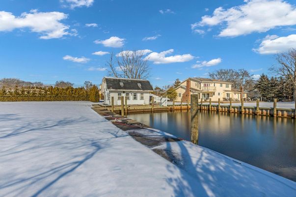 Exterior, Lake