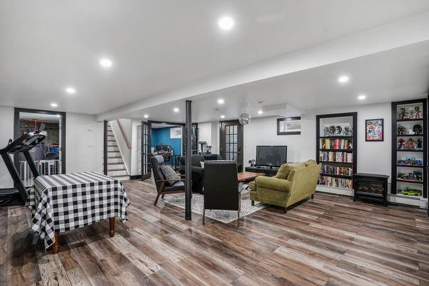 Fitness Equipment, Interior, Living room, Recessed Lighting, Wood Texture Flooring