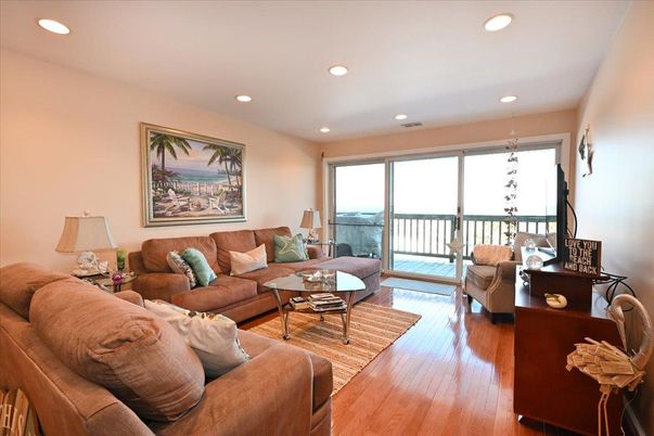 Interior, Living room, Pendant Lights, Recessed Lighting, Water, Wood Texture Flooring