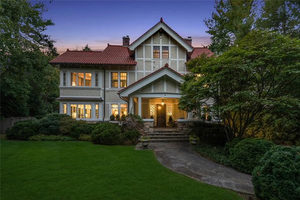 Exterior, Facade, Queen Anne Victorian