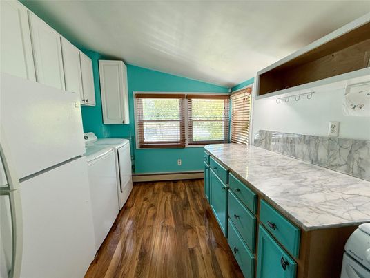 Interior, Washer, Wood Texture Flooring