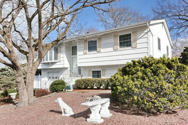 Attached, Exterior, Facade, Raised Ranch